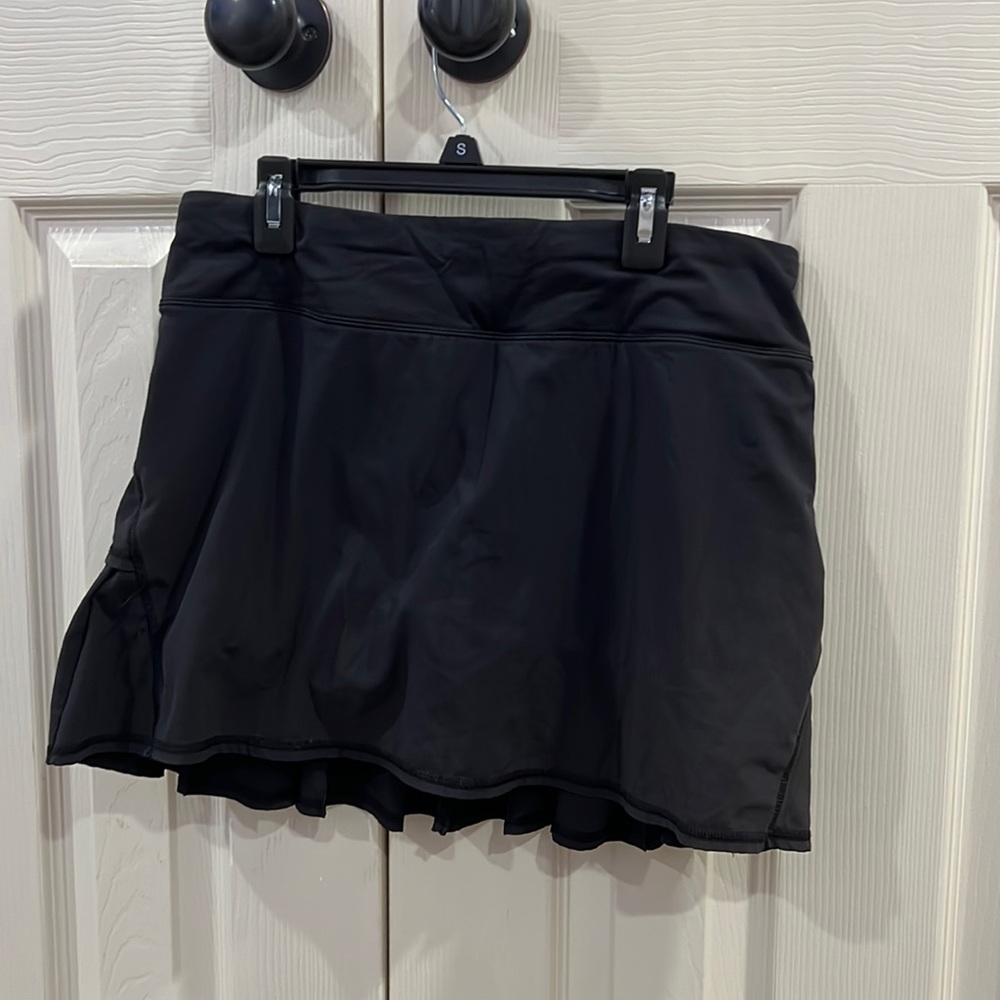 Black lululemon skirt size 6